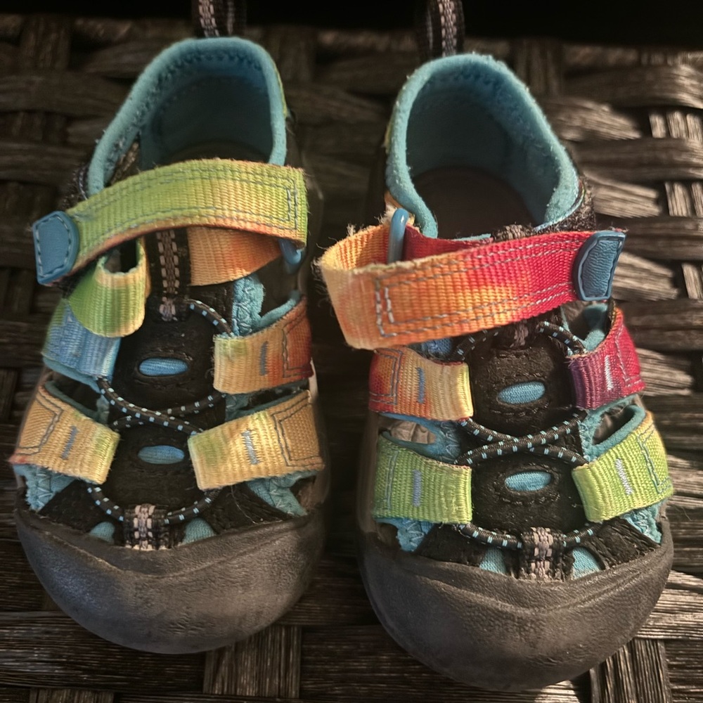 Toddler keens rainbow